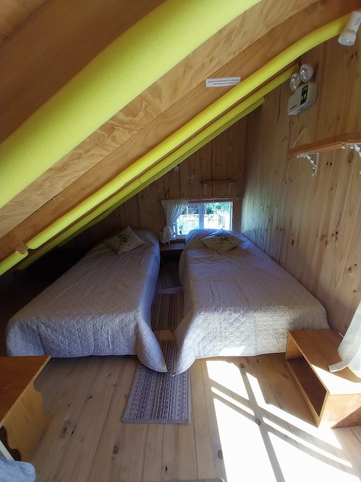 В стаята „abuhardillada“ могат да се настанят 2 - ма души с 1 легло на площад. По изключение тя е активирана с една трета и от единична.