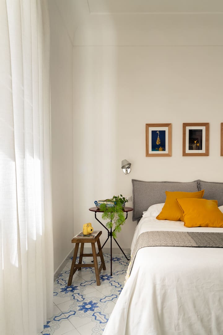 Dhoma e dytë e gjumit; krevat dopio, televizor inteligjent, wifi, A/C, mini-frigorifer.