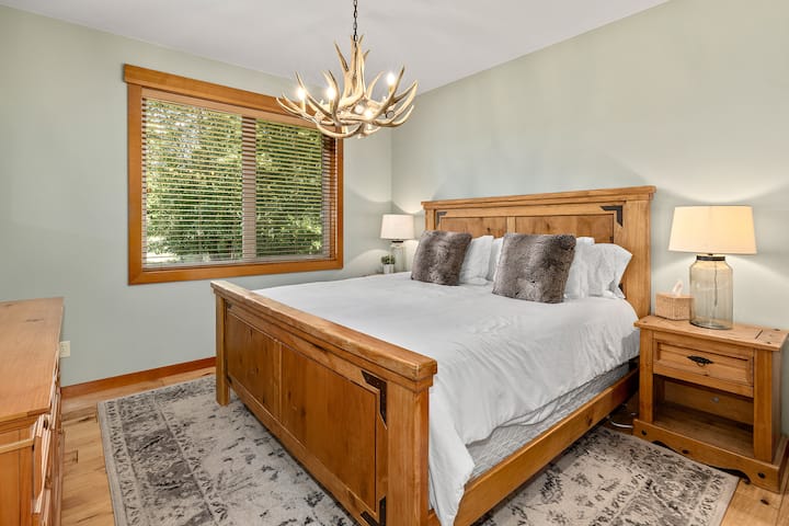 חדר שינה ראשי בקומה הראשית - מיטת קינג סייז נוחה!
