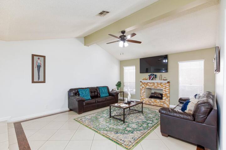 Charming Vegas House | Minutes From The Strip! gallery image 3