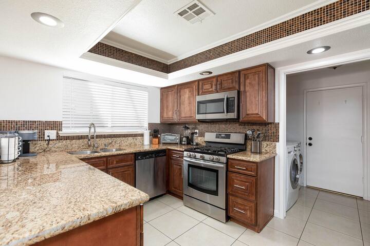 Charming Vegas House | Minutes From The Strip! gallery image 4