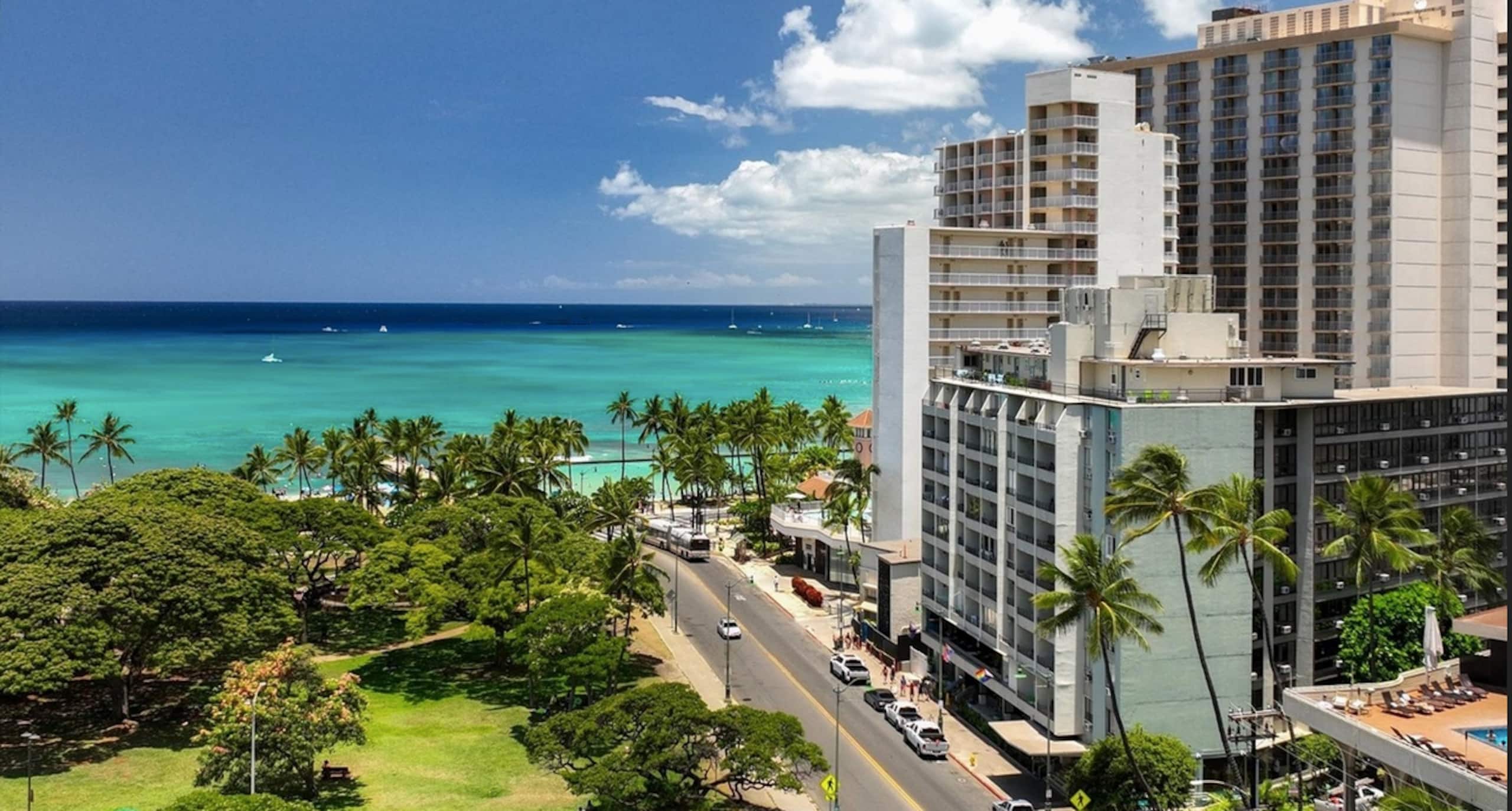 Fabulous location Waikiki Grand Hotel - Image 19