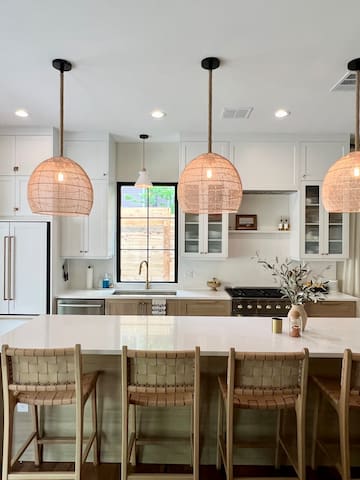 F1 Luxury • Heated Pool • Walk to South Congress