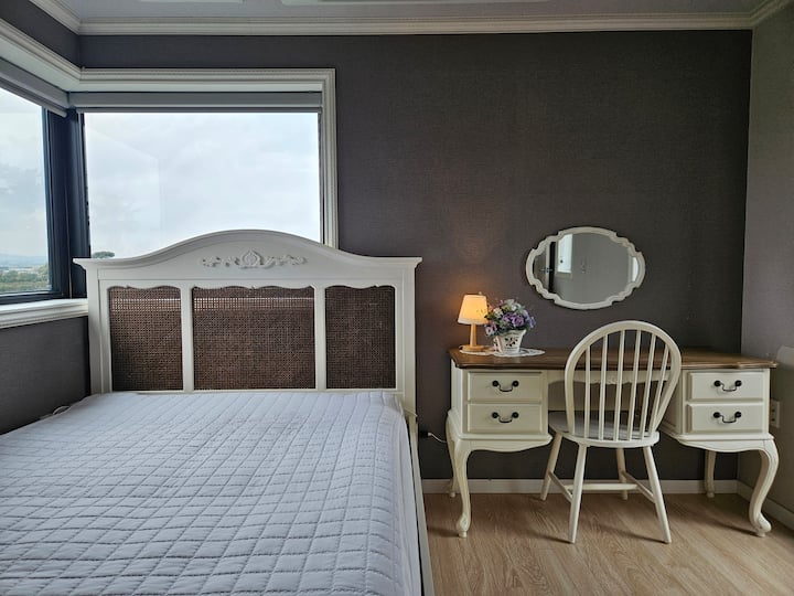 Kwa kitanda chenye starehe zaidi 
Tuliboresha kitanda na meza ya kuvaa
 Dawati na meza ya kuvaa ili uweze kuwa imara zaidi na ufanye kazi.... ^ ^ 