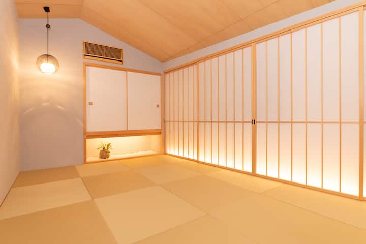 2F和室　押入れにシングル布団４組ご用意しております