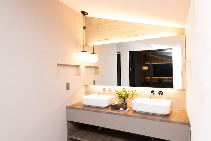 2F洗面脱衣室　冷暖房完備で快適に身支度いただけます