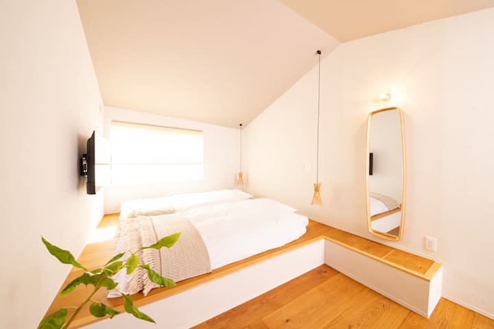 2F洋室　シングル布団２組　テレビ