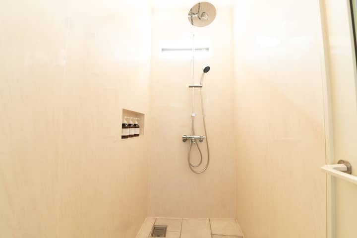 1Fシャワールーム　勝手口からすぐに入れて海水浴後に便利です