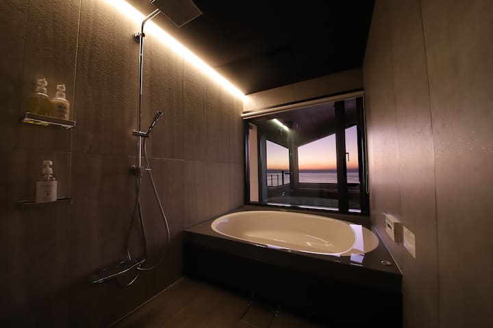 2F浴室　海を見ながらバスタイムをご堪能ください
※ロールスクリーンが付いておりますので目隠しも可能です