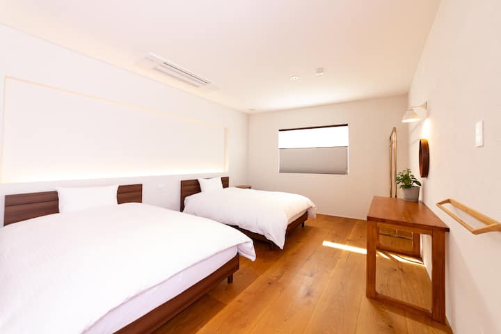 1 F洋室　セミダブルベッド 2台 （NIHON BED）
