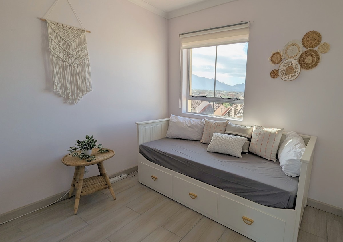 Chumba cha 3 cha kulala na/au Ofisi: Kitanda cha mchana (kinageuka kuwa kitanda cha Ukubwa wa King), meza ya pembeni na kina meza ya ofisi na kiti.