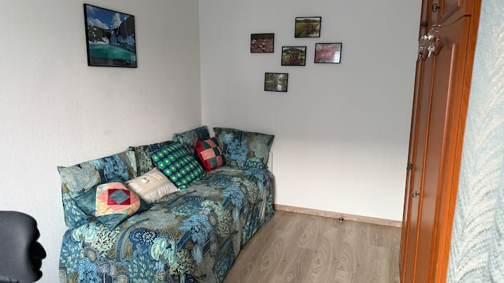 Krevati dopio me trungje mund të shndërrohet në një ndenjëse stoli në çast dhe me lehtësi.