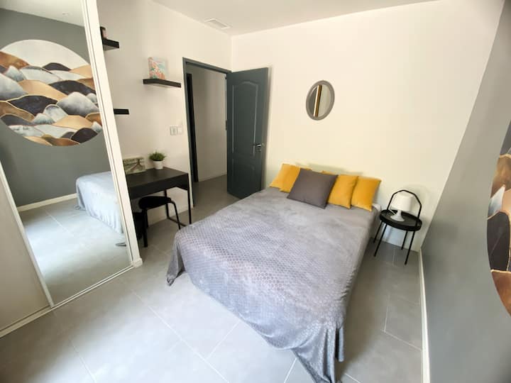 黄色房间# 3 ：景观1 -沙发可转换为130打开位置和衣柜 