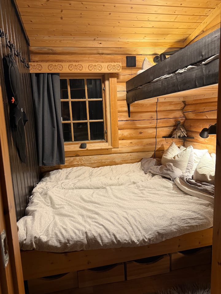 Bedroom Serenity has three beds. The double bed 140x200 cm and the upper bed is 80 x 210cm (for children only!). The room has a window to the south with a blackout curtain. There is a spacious closet and many hooks, as well as several storage boxes under the bed.