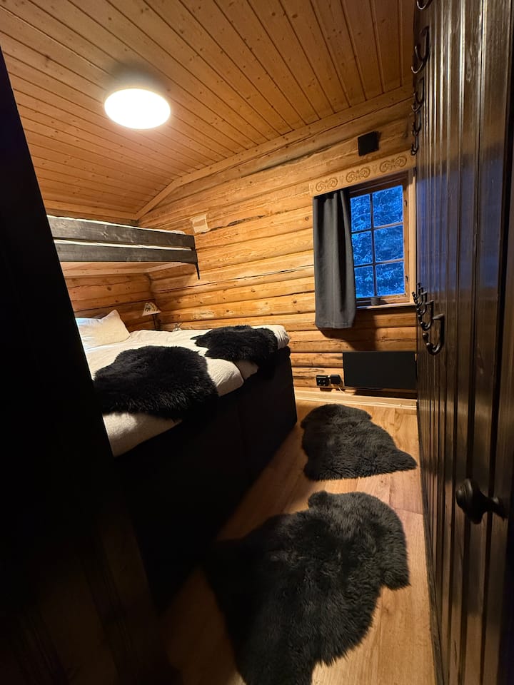 Bedroom Harmony has three beds. The double bed 160x200 cm and the upper bed is 80 x 210cm (for children only!). The room has a window to the east with a blackout curtain. There is a large closet, very many hooks, as well as practical drawers next to the double bed. 