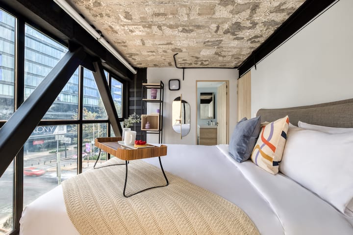 תיהנו מחדר השינה המודרני הזה עם מיטה זוגית גדולה.