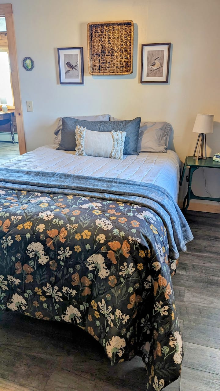 Un matelas queen size confortable avec des couvertures douces et beaucoup d'espace de rangement vous donnera l'impression que c'est votre maison loin de chez vous. 