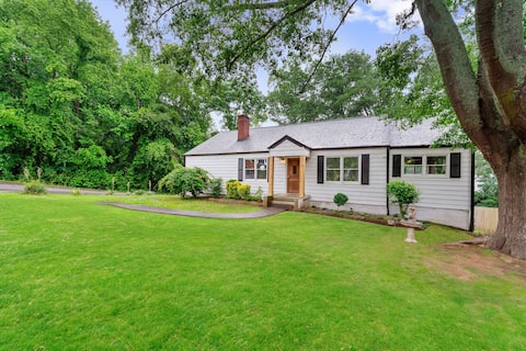 Large group & pet friendly, walk to downtown home.