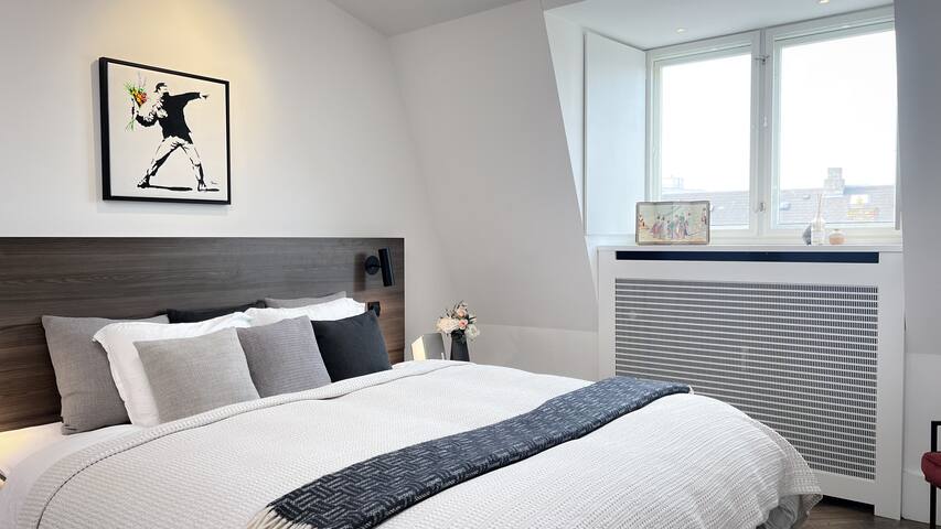 Spacious and bright penthouse gallery image 5