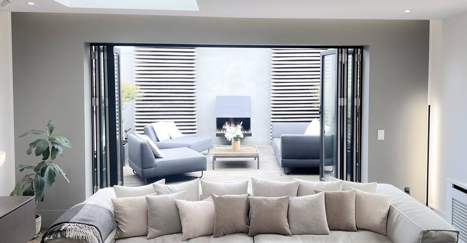 Spacious and bright penthouse gallery image 2