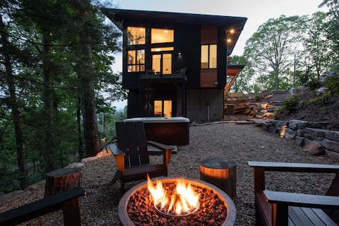 Modern mountain retreat close to downtown