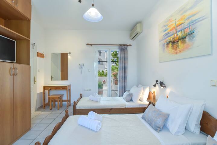 Three Bedroom Apartment (7-9 Adults) First Floor gallery image 4