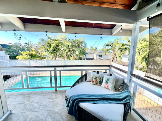 Fully Equipped Lush Kona Home • AC • Pool • Lanai