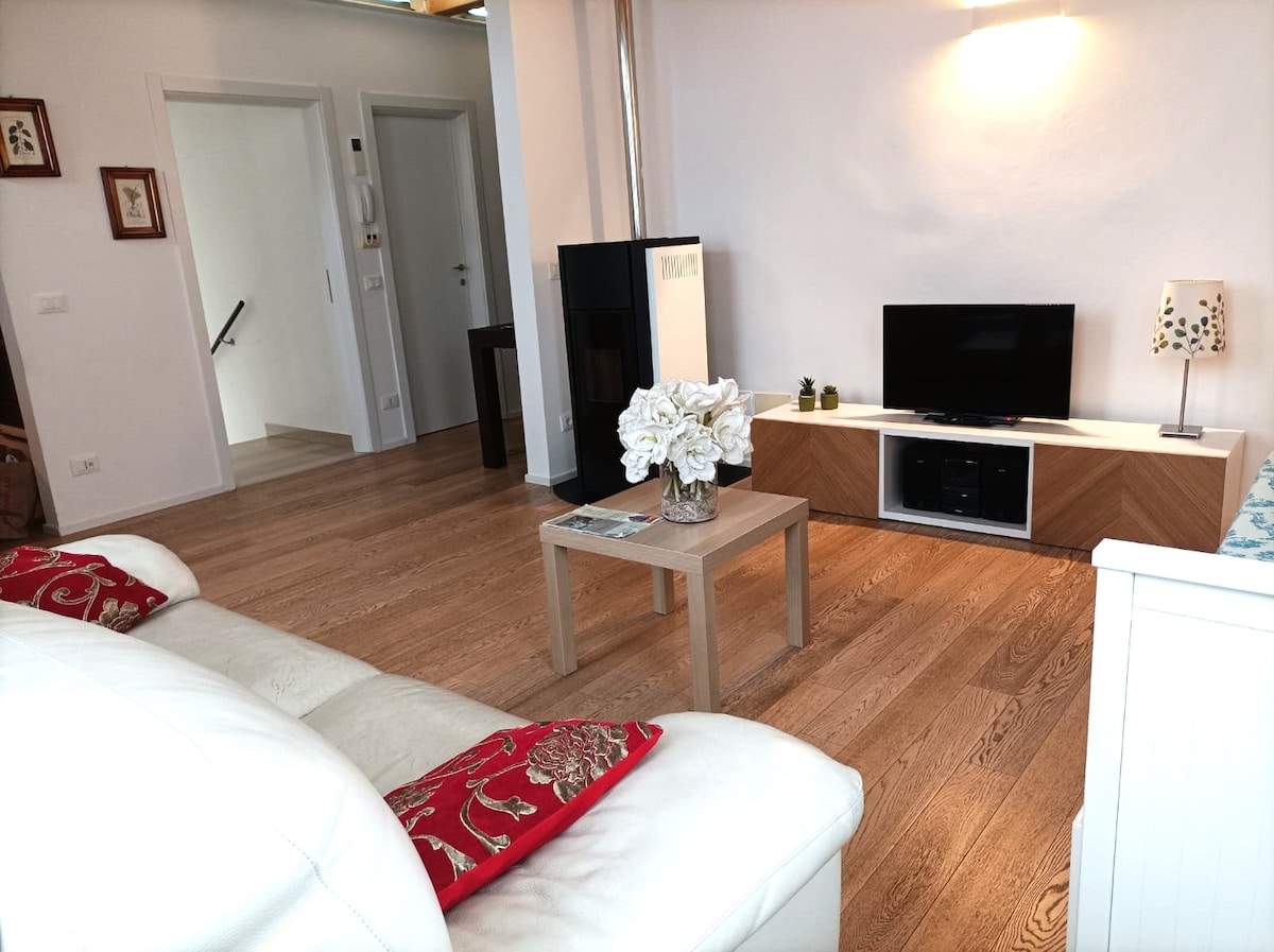 Dnevni boravak s kaučem na razvlačenje i TV-om