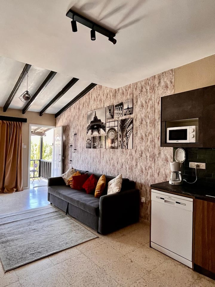 1 Bedroom Renovated Apt, 300 M To Lighthouse Beach - Paphos