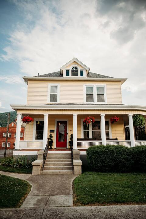 The Old Parsonage House - Entire Historic B&B