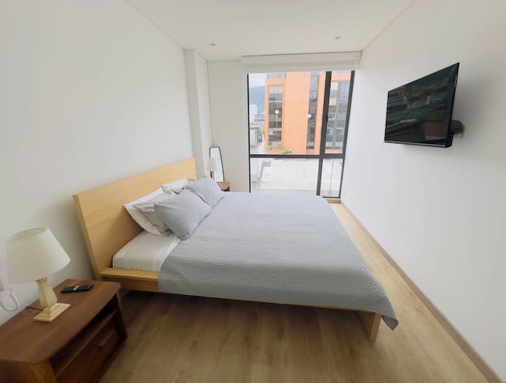 Kwa mapumziko yako kamili, tazama televisheni yenye chumba huru kabisa, bafu la kujitegemea na vazi lako, kitanda chako cha Queen ni mita 1.80 x mita 2.00.