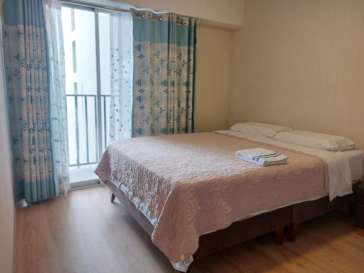 مرحبًا بك في غرفة النوم الرئيسية المريحة المجهزة بسرير عصري ومريح بحجم كبير، مما سيضمن نومًا مريحًا في الليل.