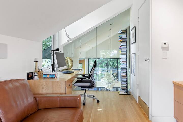 Exceptional Modern-Yet-Cozy Cambridge Home gallery image 4