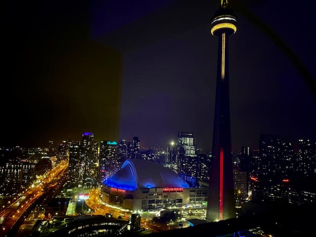 Corner Suite with Panoramic Lake & CN Tower View gallery image 3