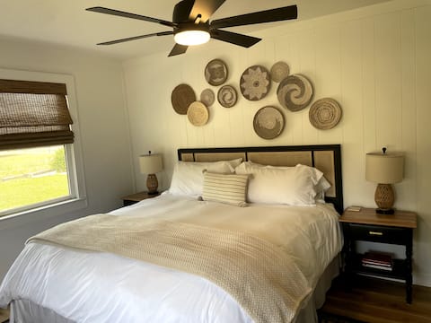 Top performing Airbnb: Newly Renovated 2 bedroom cottage minutes to beach in North Carolina