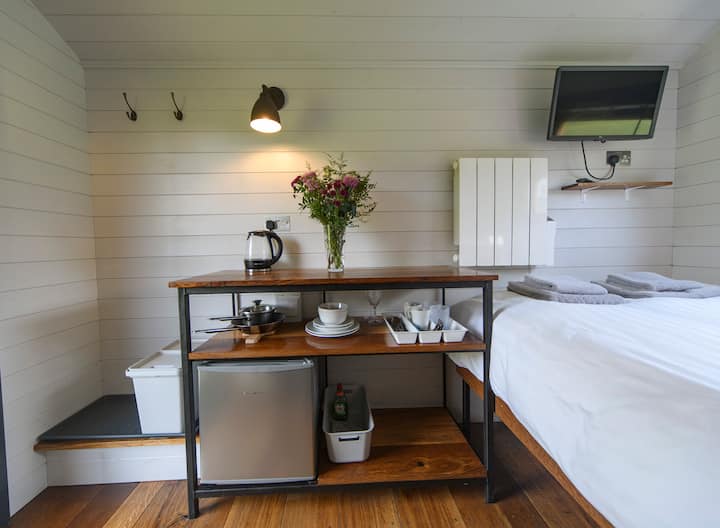 The Lapwing /Shepherds Hut/views/peak District - Hope Valley