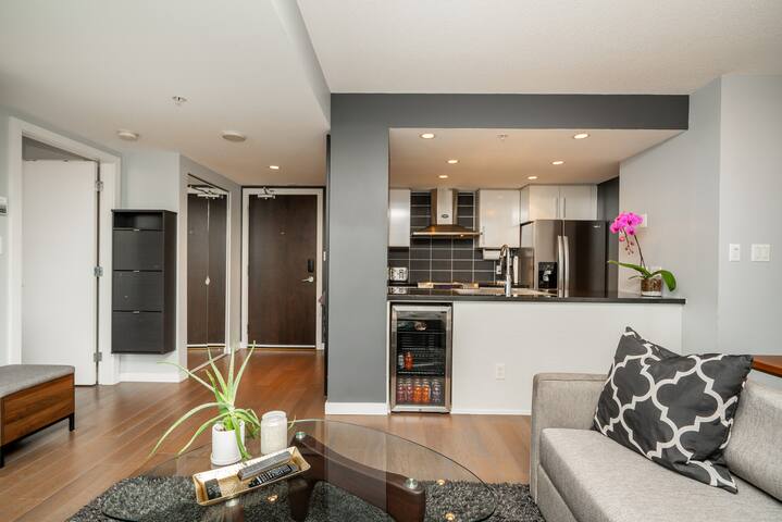 2 Level Downtown Penthouse w Private Roofdeck gallery image 4