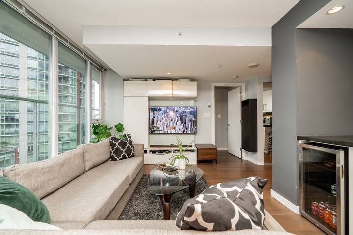 2 Level Downtown Penthouse w Private Roofdeck gallery image 3