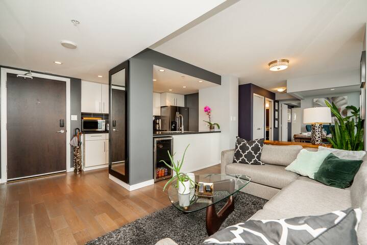 2 Level Downtown Penthouse w Private Roofdeck gallery image 5