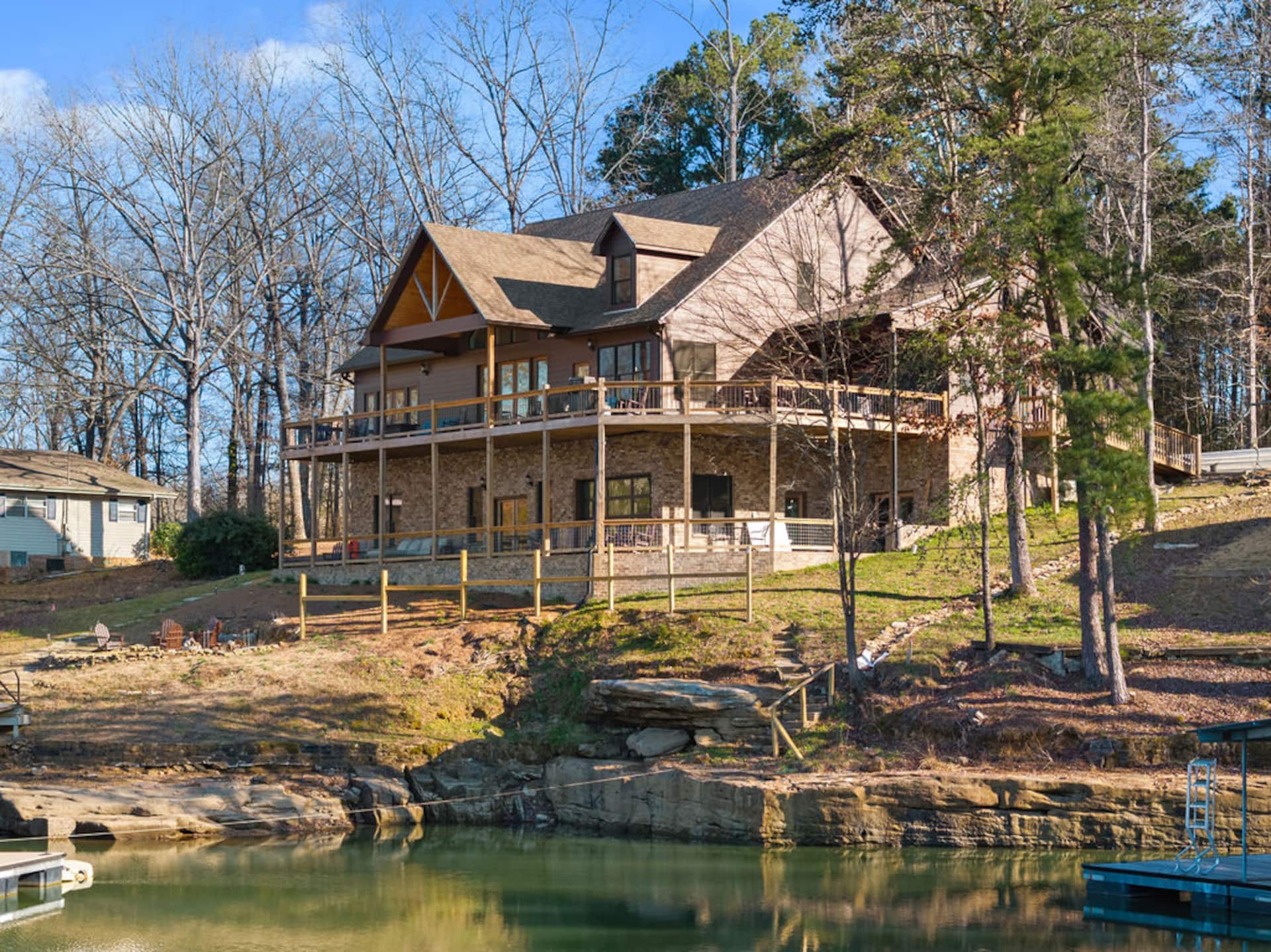 Battle Branch Retreat - Luxurious Lake Side Escape