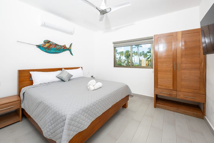 Izba Marlin 1 má manželskú posteľ veľkosti King, klimatizáciu, vlastnú kúpeľňu, šatník a televízor