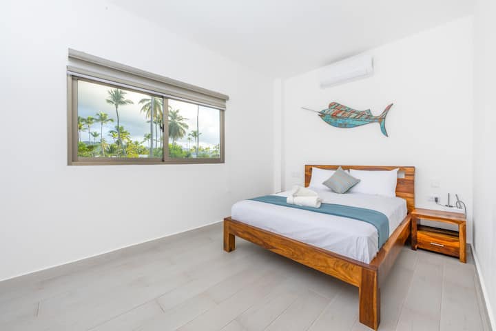 Izba Marlin 2 má manželskú posteľ, klimatizáciu, vlastnú kúpeľňu, šatník a televízor