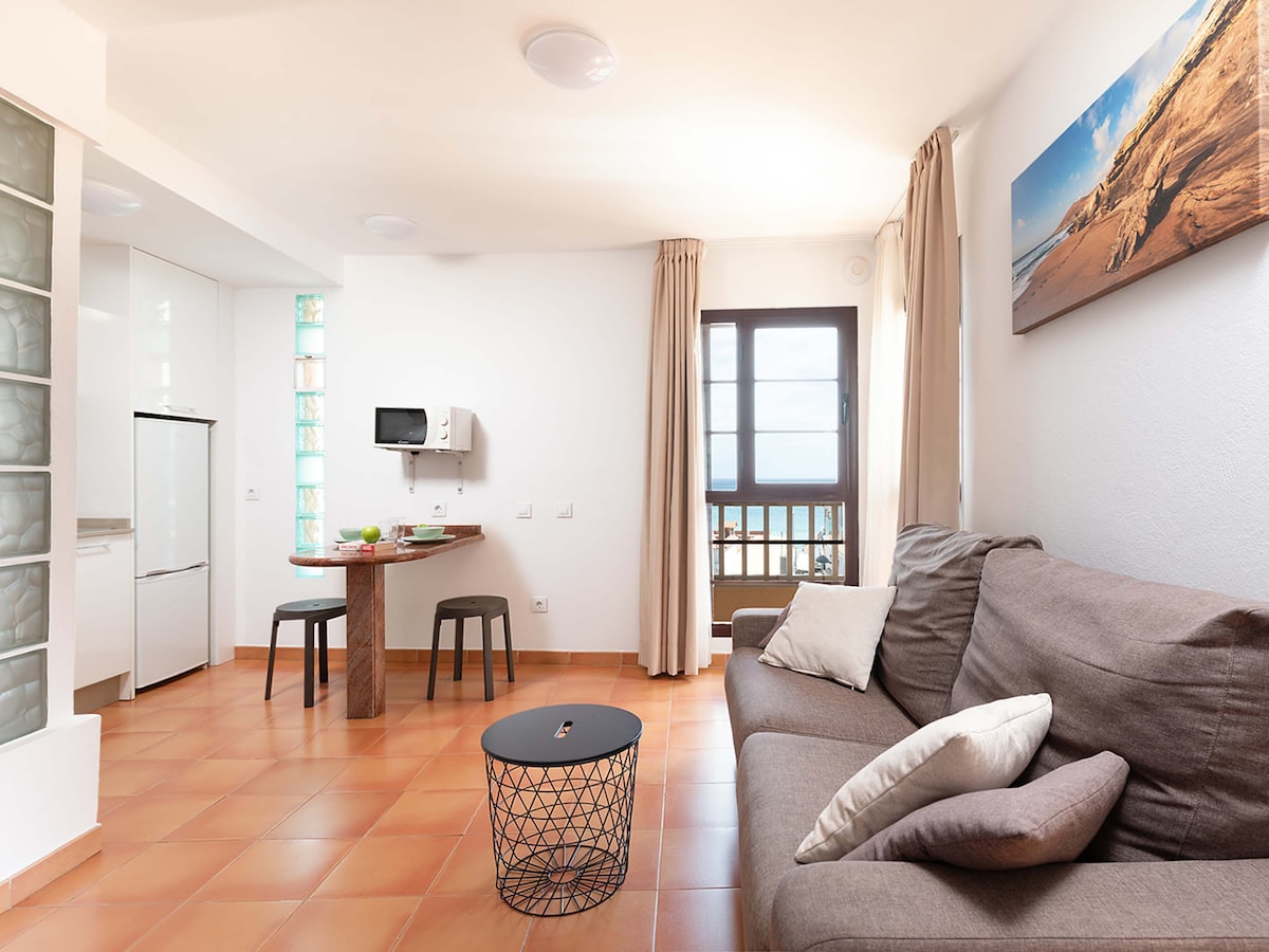 Nga dhoma e ndenjjes shohim kuzhinën dhe barin amerikan që bën një dhomë ngrënieje. Një qoshe ideale për mëngjes të ngadaltë ose darka të improvizuara.