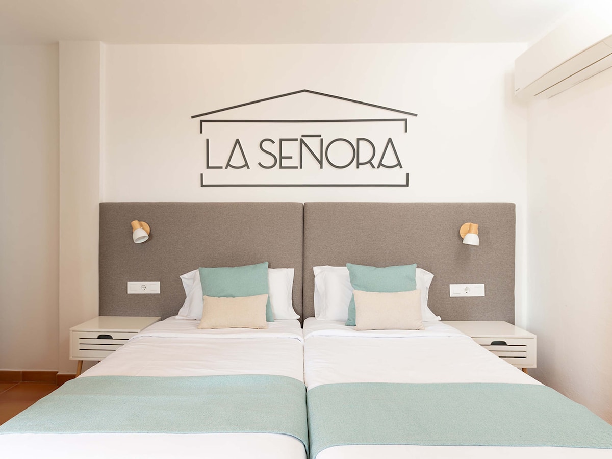 Krevate të rehatshëm, ajër të kondicionuar, dritë natyrale... Gjithçka e projektuar për të siguruar pushimin tënd.