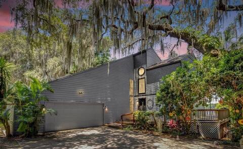 Rustic Enchanted Lake house w/Pool 4 big bedrooms