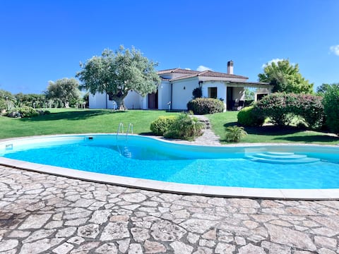 Countryside Villa with private pool and sea view