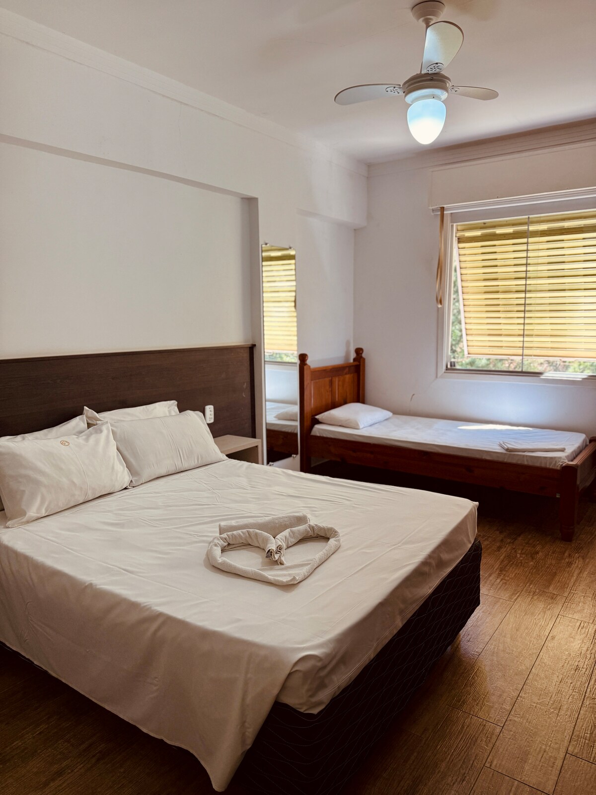 Спална соба опремена со 1 брачен кревет, 1 единечен кревет и 1 единечен душек