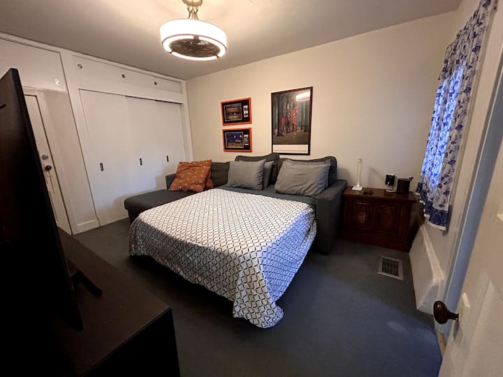 Spavaća soba s bračnim krevetom na razvlačenje u dvorištu i nadmadracem Tempur-pedic (dovoljno velika za spavanje malog djeteta), velikim ormarom (s dovoljno prostora za odlaganje, dodatnim dekama i jastucima, prostirkom za jogu i utezima)