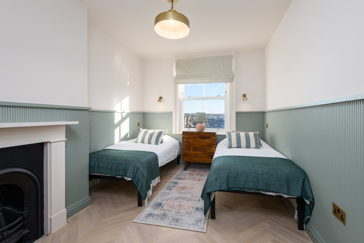 Ტყუპი საძინებელი დასაკიდი მოაჯირით, უჯრის გულმკერდით, საგარდერობო მაგიდით და სარკით.