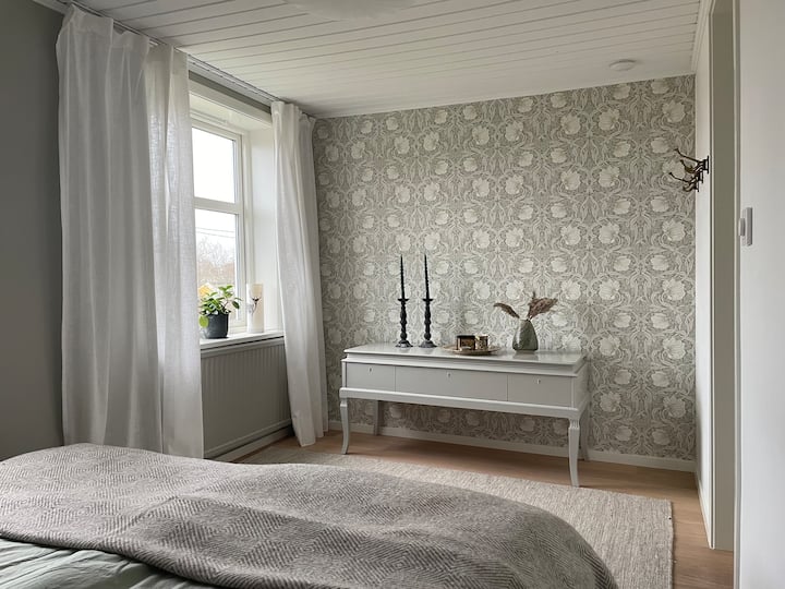 Spavaća soba 1. Jedan bračni krevet širine 180 cm. 